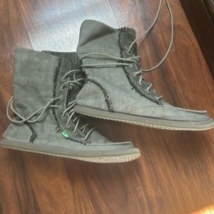 Sanuk boots, green, size 8